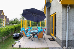 Die Terasse bietet ausreichen Platz, viele Stühle, einen Sonnenschirm und modernen Grill.