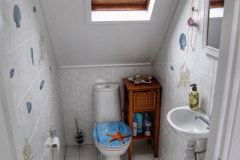 Das WC im DG ist liebevoll eingerichtet.