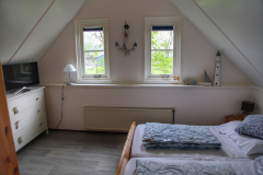 Das Elternschlafzimmer im DG ist geräumig, modern eingerichtet und verfügt über einen Fernseher.