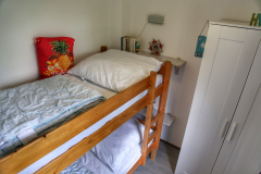 Das Kinderzimmer im EG besitzt ein Hochbett.