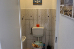 Das WC im EG ist liebevoll dekoriert.