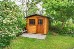 Das Gartenhaus beherbergt die Fahrräder und die Gartenutensilien.