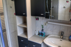 Das Badezimmer ist sehr modern eingrichtet mit einer nagelneuen Dusche.