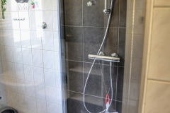 Die neue und moderne Duschkabine im Badezimmer.
